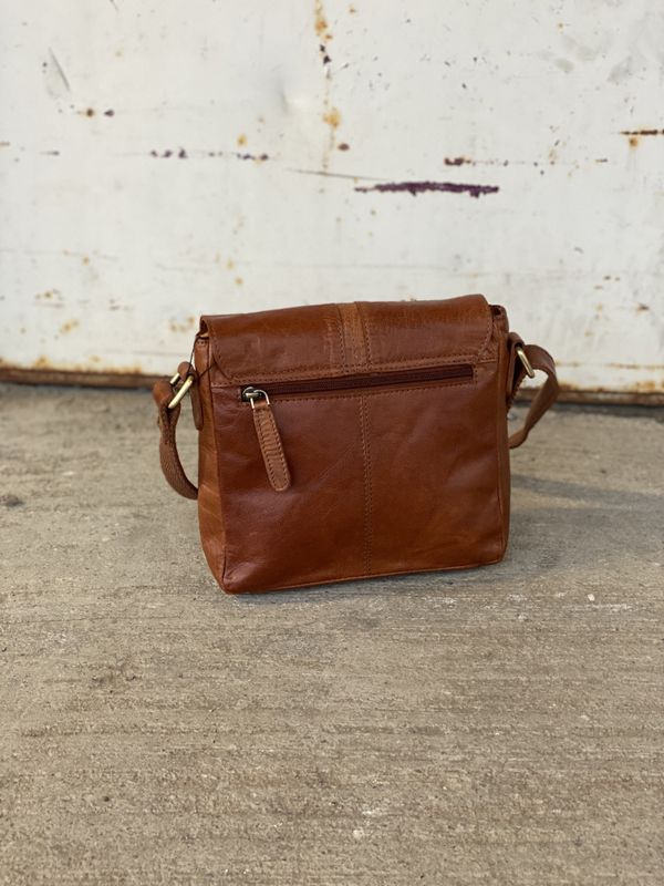 Springfield liten flapbag i skinn cognac