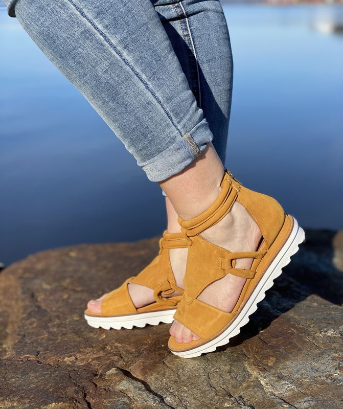 Mjus skinnsandaler, leveres i 3 farger