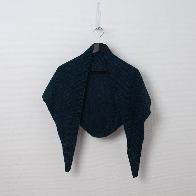 Rosenvinge Perlestrikket Triangel Skjerf i Jeans Blue