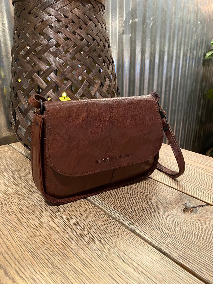 Spikes & Sparrow Flapbag i Dark Brown