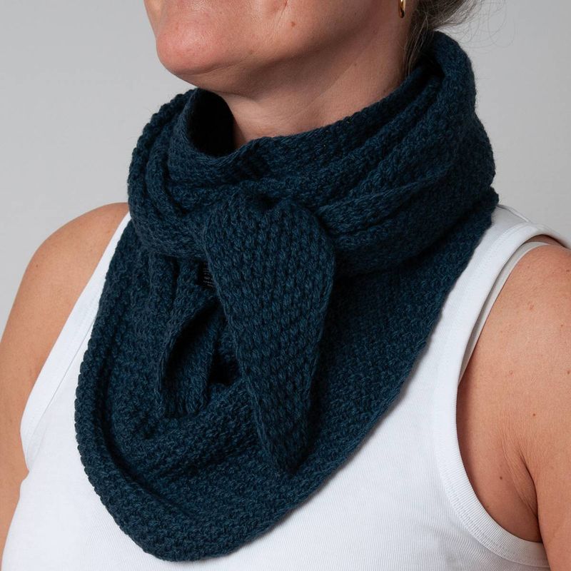 Rosenvinge Perlestrikket Triangel Skjerf i Jeans Blue